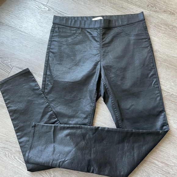 Black Jegging pants with a leather wash - Picture 2 of 4